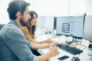 Arbeitskollegen prüfen gemeinsam eine App