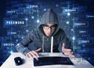 Hacker umgeben von Schlagworten zum Thema Cybersecurity