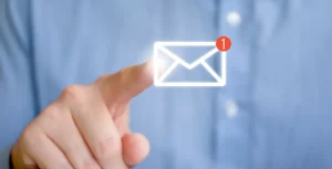 Finger klickt auf ein Mail Icon