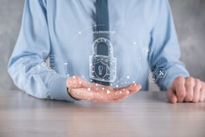 Cyber-Sicherheitsnetz. Vorhängeschloss-Symbol und Internet-Technologie Vernetzung. Geschäftsmann schützt Daten persönliche Informationen auf Tablet und virtuelle Schnittstelle. Datenschutz Privatsphäre Konzept.